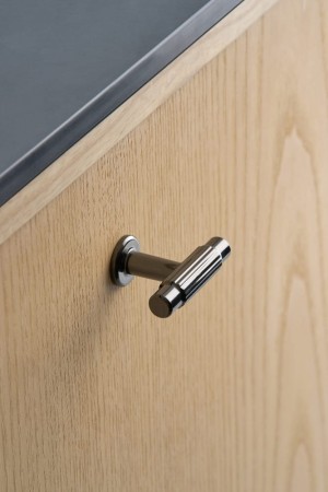 uchwyt Tbar Brau czarny nikiel na meblu