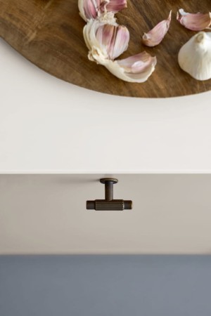 uchwyt Tbar Brau antyczny mosiądz na meblu