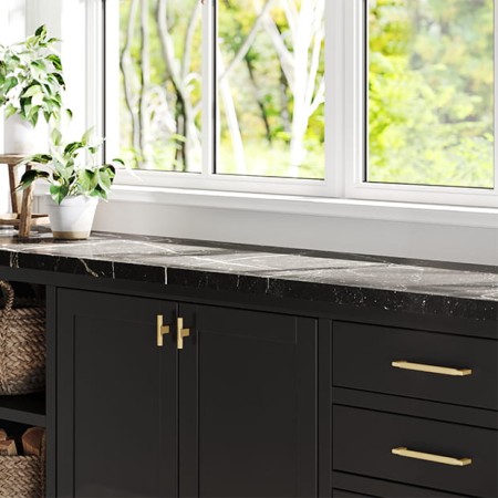 uchwyt meblowy T-bar 2592 złoto mat na meblu