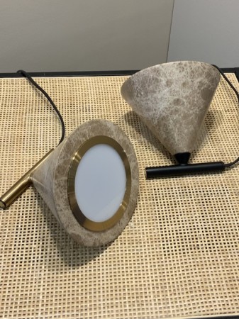 iconic zdjecie LAMPY STOŁOWEJ widać kolor ten sam jaki ma lampa wisząca.