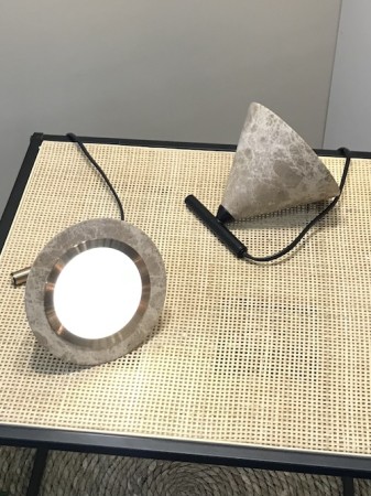 iconic zdjecie LAMPY STOŁOWEJ widać kolor ten sam jaki ma lampa wisząca. lampa włączona.
