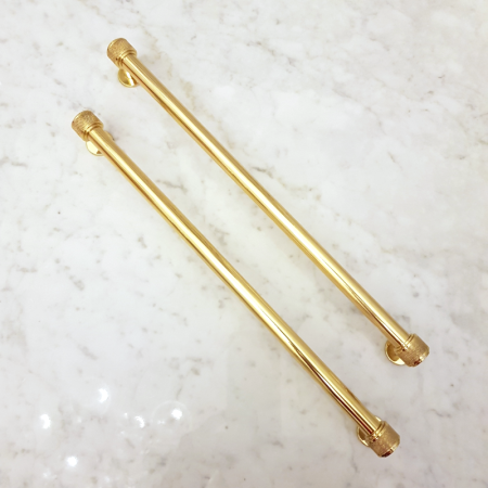 złote uchwyty i relingi do mebli kuchni z mosiadzu błyszczące