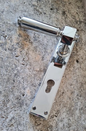 Szyld podłużny square SD506 do drzwi zewnętrznych z klamką KR606 chrom