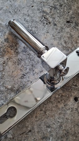 Szyld podłużny SD506 do drzwi zewnętrznych z klamką KR606 chromowaną