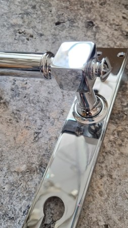 Szyld mosiężny square SD506 do drzwi zewnętrznych z klamką KR606 chrom