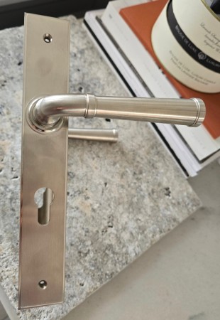 Szyld mosiężny square SD506 do drzwi zewnętrznych z klamką KR621 nikiel szczotka