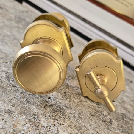 komplet mosiężny gałko klamka KR617 MSL z zamknięciem WC AM102