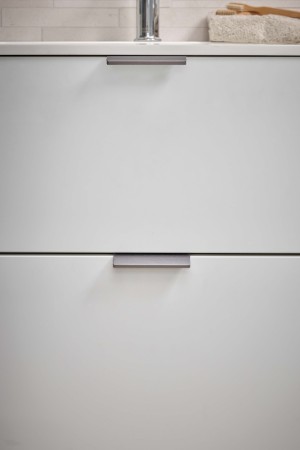 uchwyt edge stal inox 100 mm na białym froncie