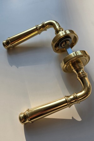 Klamka komplet KR601 mosiądz polerowany MP osłona z perłą