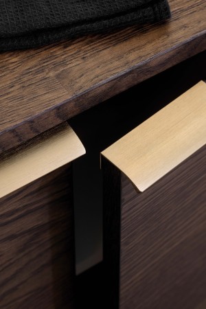 Uchwyt meblowy krawędziowy Edge mosiądz szczotka 100 mm na ciemnym froncie