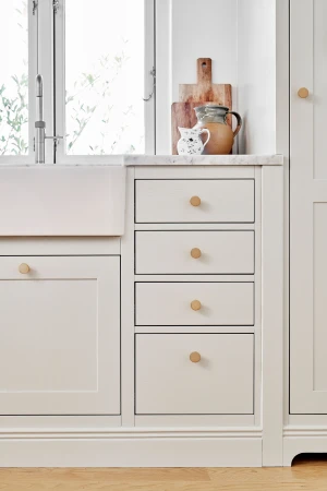 gałka Basic nielakierowany mosiądz na meblu