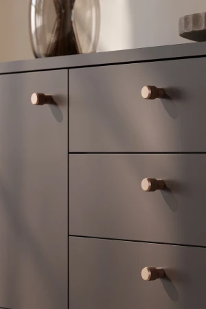 Gałki meblowe Brooklyn brąz na komodzie 1
