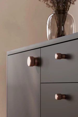 Gałki meblowe Brooklyn brąz na komodzie 2