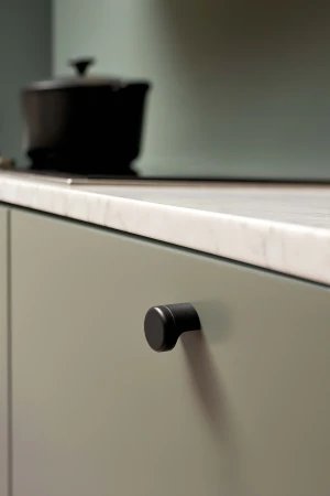 Gałka meblowa Loro czarna na meblu