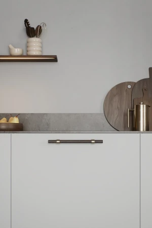 uchwyt reling meblowy Branch dąb ciemny brąz na meblu