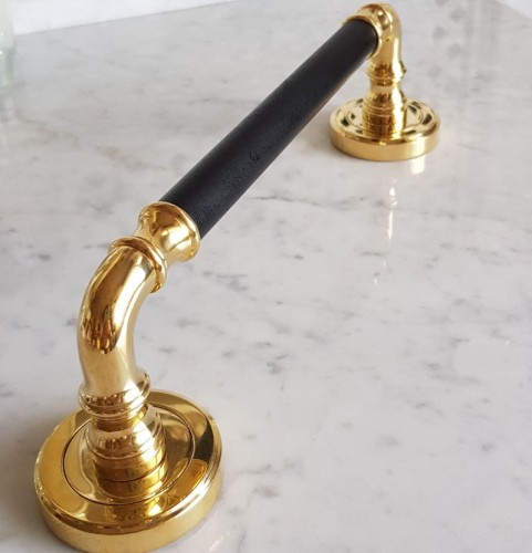 Przejdź do produktu Uchwyt reling meblowy mosiężny UM405 BUK/DĄB Base, 5 kolorów metalu