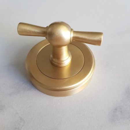 zamknięcie do WC mosiężne złoto szczotkowane AM101