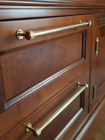 reling mosiężny z krateczką na zabudowie z olchy