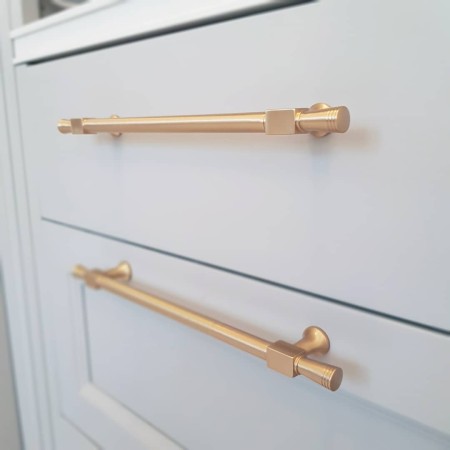 Uchwyt reling meblowy kuchenny RM306 mosiężny duży bez guzika