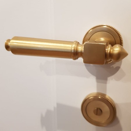 złoto satyna klamka KR604 i zamknięcie łazienkowe AM104