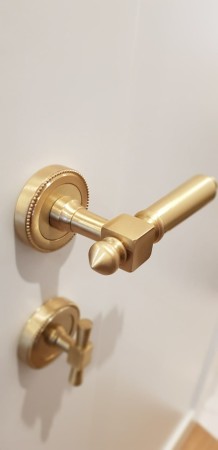 klamka KR604 i zamknięcie AM104 mosiądz szczotkowany lakier mat