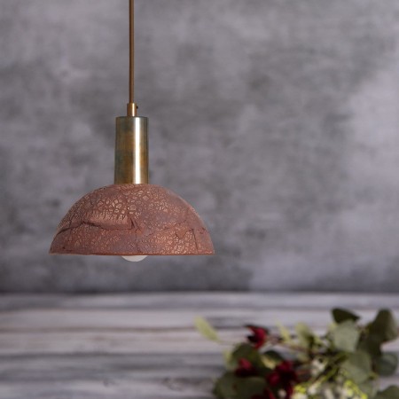 Lampa wisząca ceramiczna czerwona z mosiężnym wykończeniem w kolorze antycznego mosiądzu