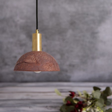 Lampa wisząca ceramiczna czerwona z mosiężnym wykończeniem w kolorze satynowego mosiądzu