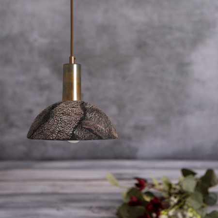 Lampa wisząca ceramiczna czarna z mosiężnym wykończeniem w kolorze antycznego mosiądzu