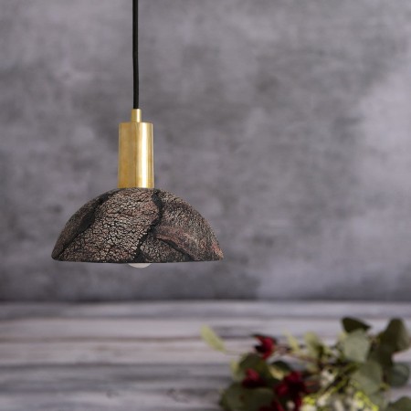 Lampa wisząca ceramiczna czarna z mosiężnym wykończeniem w kolorze polerowanego mosiądzu