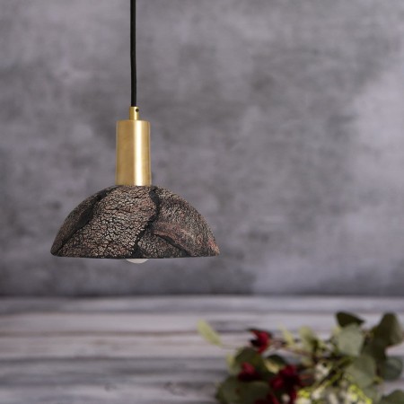 Lampa wisząca ceramiczna czarna z mosiężnym wykończeniem w kolorze satynowego mosiądzu