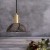Lampa wisząca ceramiczna czarna z mosiężnym wykończeniem w kolorze satynowego mosiądzu