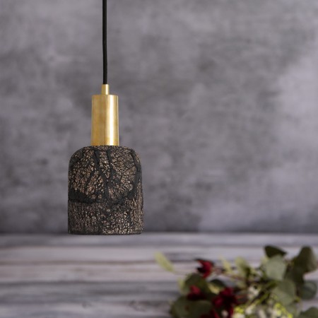 Lampa wisząca w stylu boho z mosiężnymi elementami