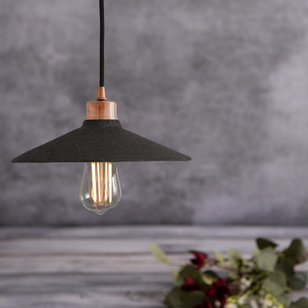 Czarna lampa wisząca wykonana z gliny i ręcznie malowana