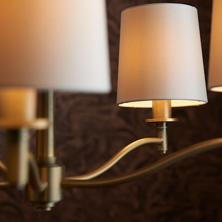 Lampa wisząca Riano z zapalonymi żarówkami