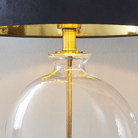 Szklana lampa stołowa Hester z wykończeniem w kolorze antycznego mosiądzu