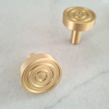 Gałka meblowa mosiężna GM126 ze żłobieniami złoto szczotka