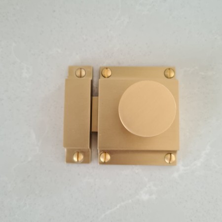 zamknięcie A114 zamek do szafek z gałką mosiądz szczotkowany lakierowany