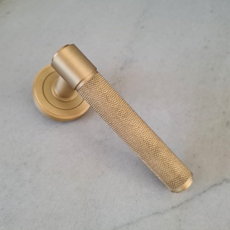 klamka ze szczotkowanego mosiądzu KR619 z rączką diamentowaną