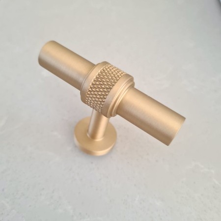uchwyt meblowy typu Tbar GM121 z ozdobną krateczką złoty szczotkowany