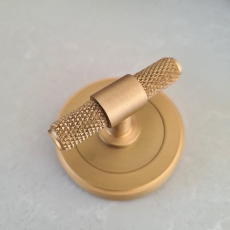 zamknięcie łazienkowe AM103 mosiądz szczotkowany lakierowany faza miękka