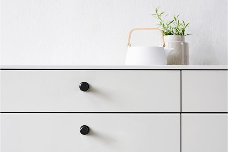Gałka meblowa Joan czarna na szufladach
