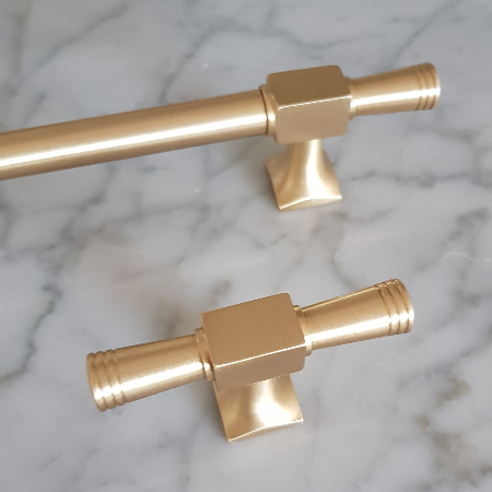 reling uchwyt meblowy mosiądz satyna na kwadratowej podstawie