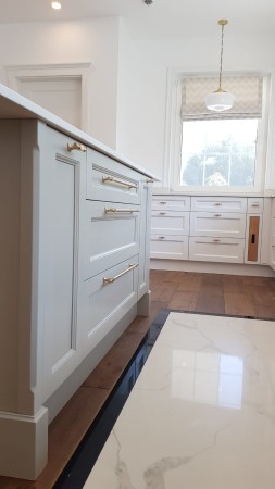 złote uchwyty relingi kuchenne do szuflad