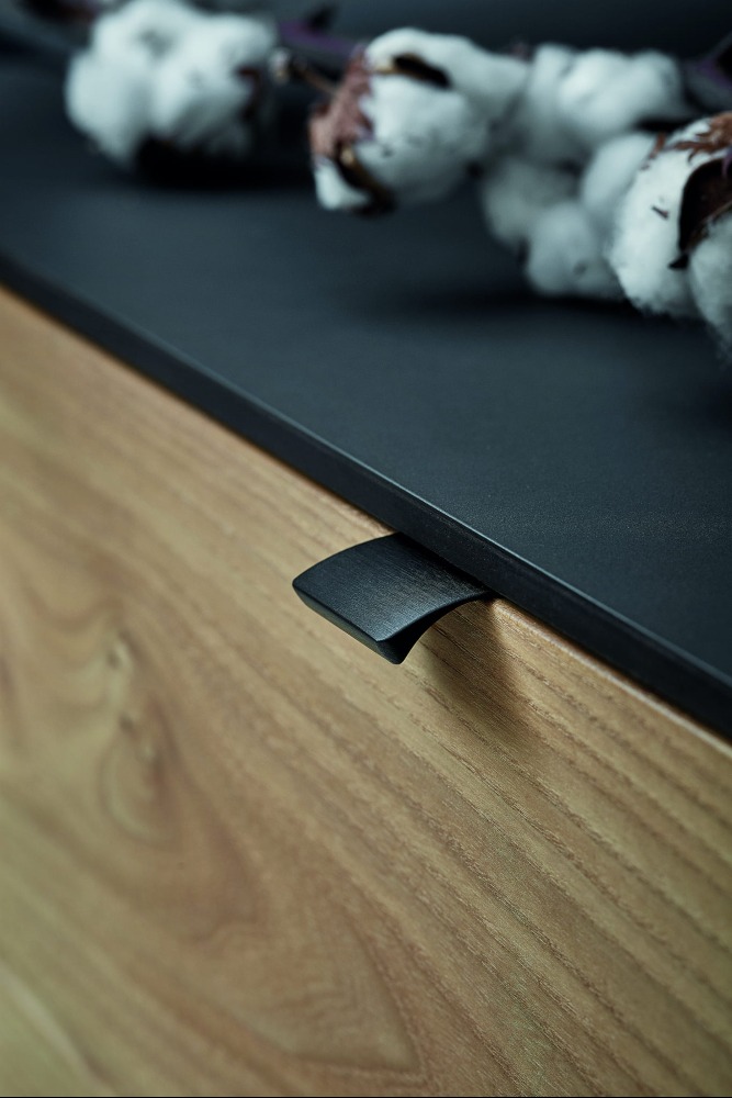 uchwyt krawędziowy EDGE czarny szczotka 40 mm na meblu