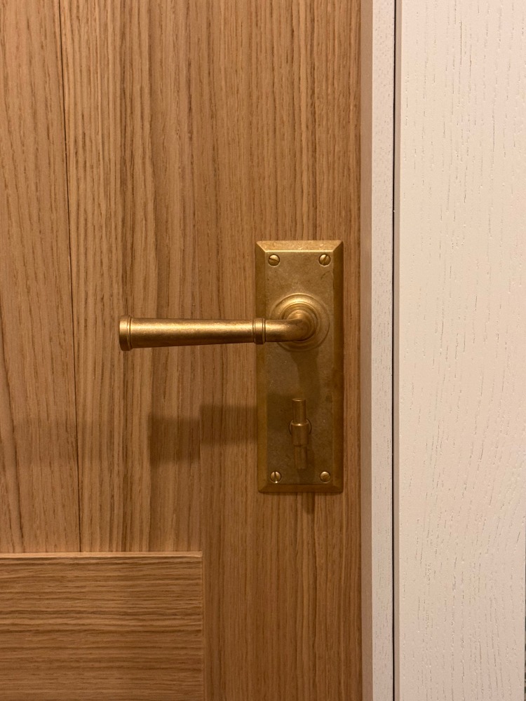 klamka KR621 na szyldzie do drzwi wewnętrznych SD512 mosiądz młotkowany