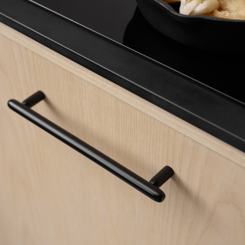 uchwyt Toco czarny na meblu