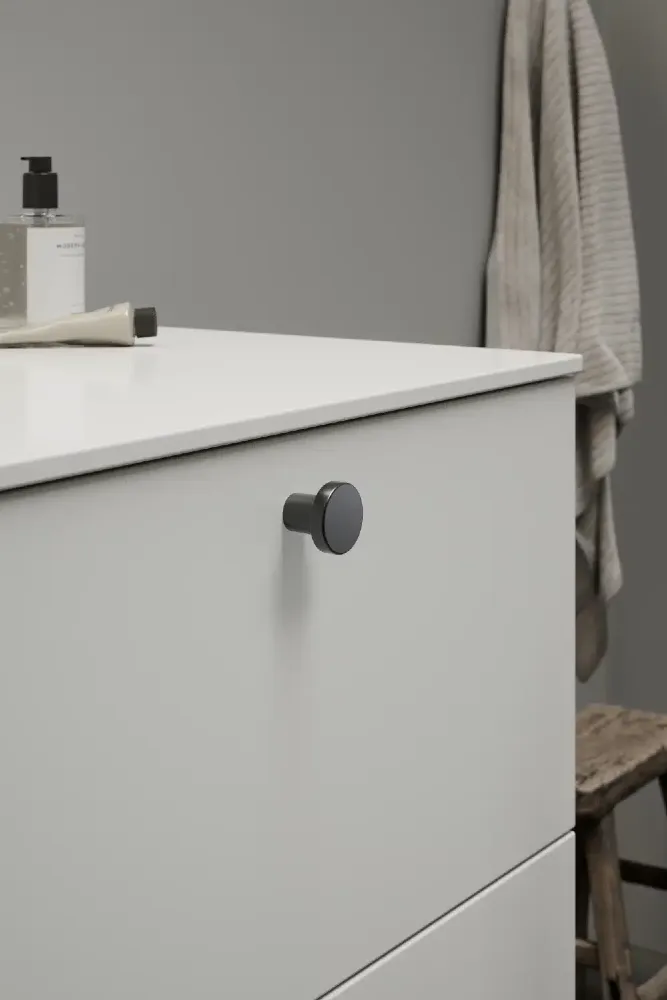 gałka Basic antracytowa na meblu