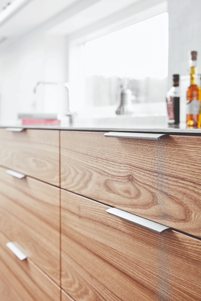 uchwyt krawędziowy Edge inox 160 mm na meblu