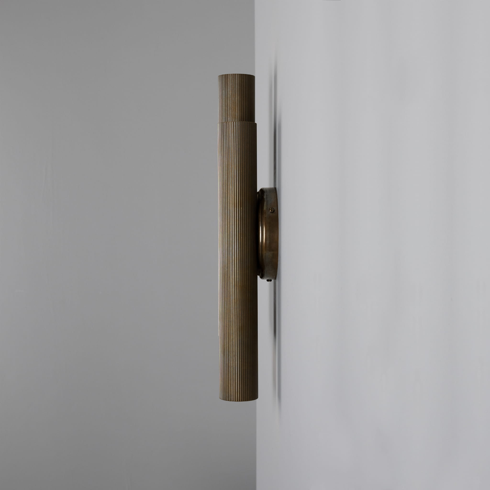 kinkiet-royce-modern-reeded-mosiądz-antyczny.jpg