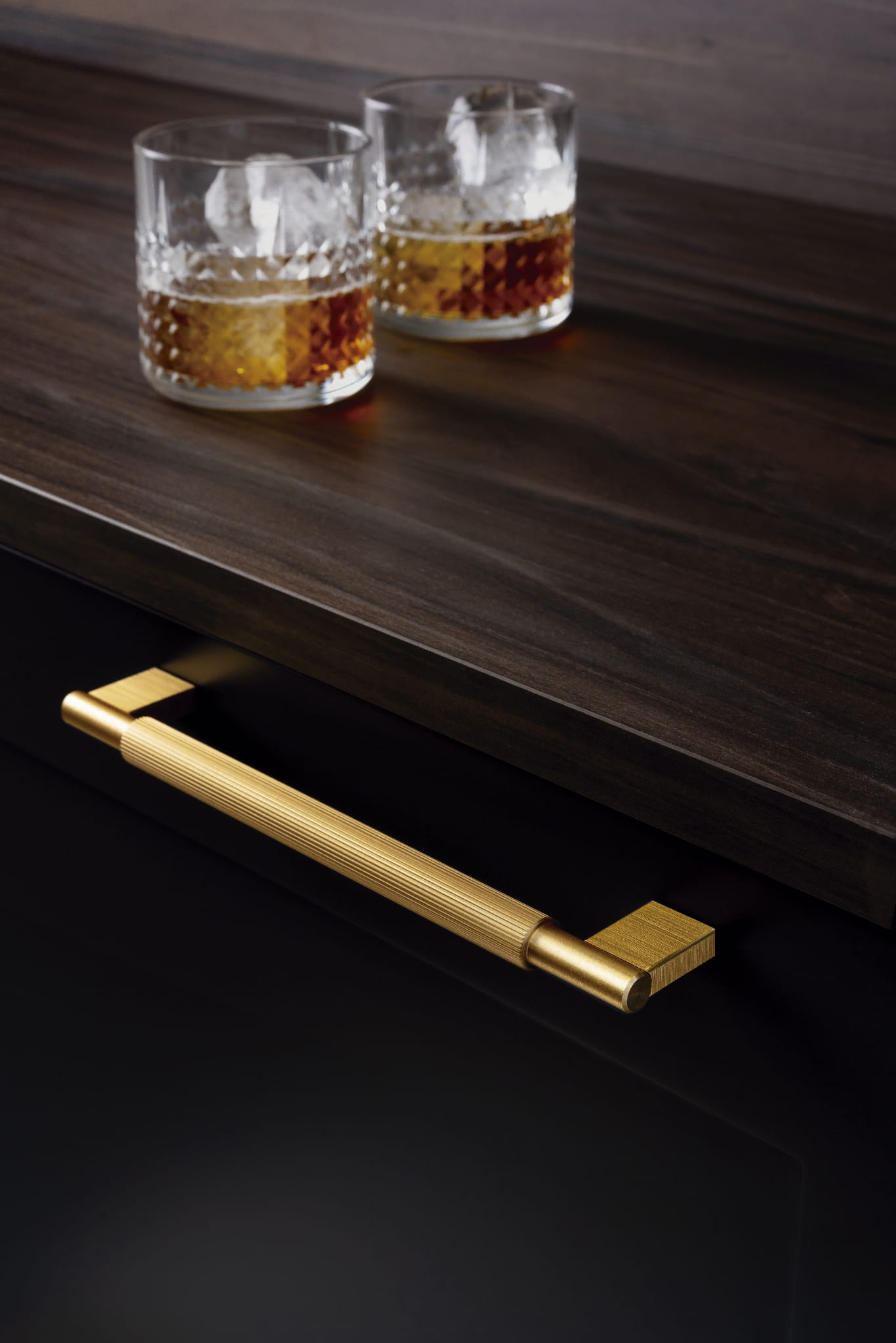 uchwyt meblowy złoty Stripes  160 mm na meblu